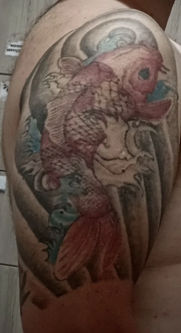 Antes: carpa colorida antiga no ombro