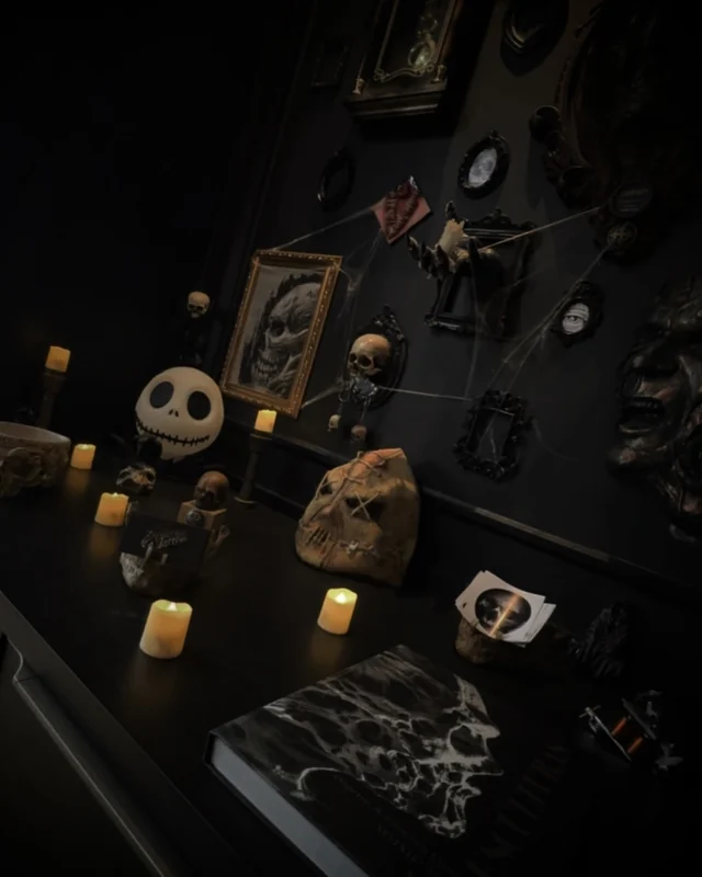 Estante com caveiras, velas e o Jack Skellington